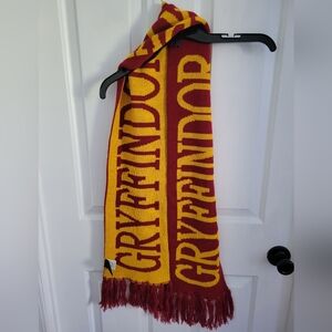 Universal Studios Wizarding World of Harry Potter Gryffindor Scarf